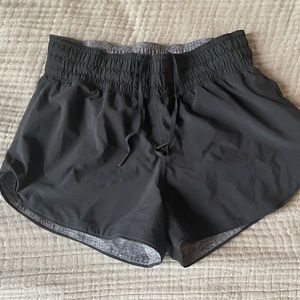Lululemon reversible short 3”